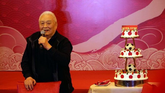 他把舌头伸入我的下面