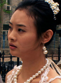 女生穿露胸开叉裙穿搭大忌